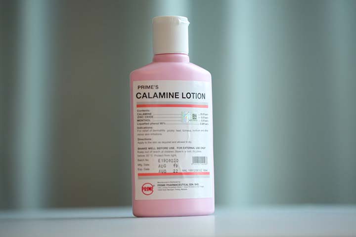 Apply small amounts of calamine on the itchy stomach.