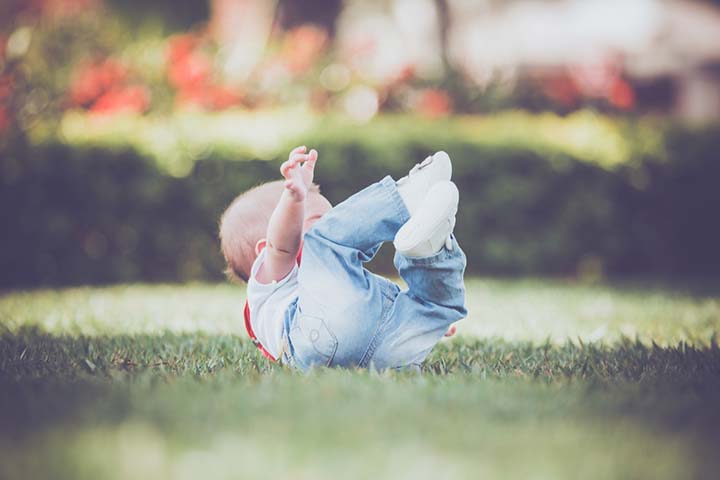 婴儿可能会在跳跃或奔跑时摔倒，伤到自己