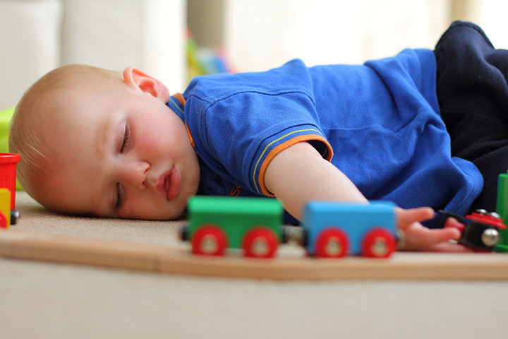 Babies who like sleeping on the floor can sleep anytime and anywhere