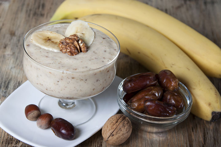 Banana and dates make a good dessert without sugar for babies 