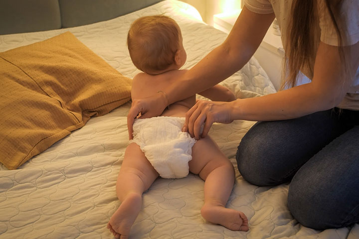 Changing the diaper at night can prevent the infection