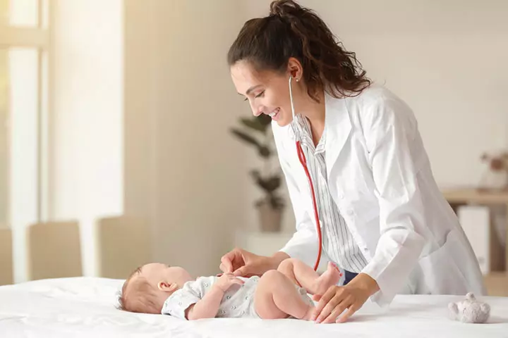 Doctor diagnosis bacterial infection in babies 