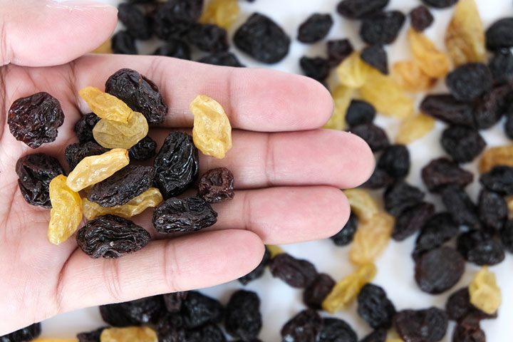 Eating a handful of raisins during pregnancy
