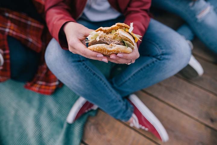 Eating unhealthy food causes excess weight gain in teens