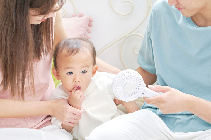 Fanning the baby's skin can help in quick loss of heat 