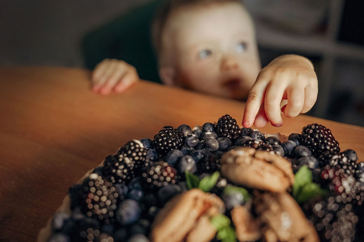 Fiber-rich blackberries help get rid of constipation in children