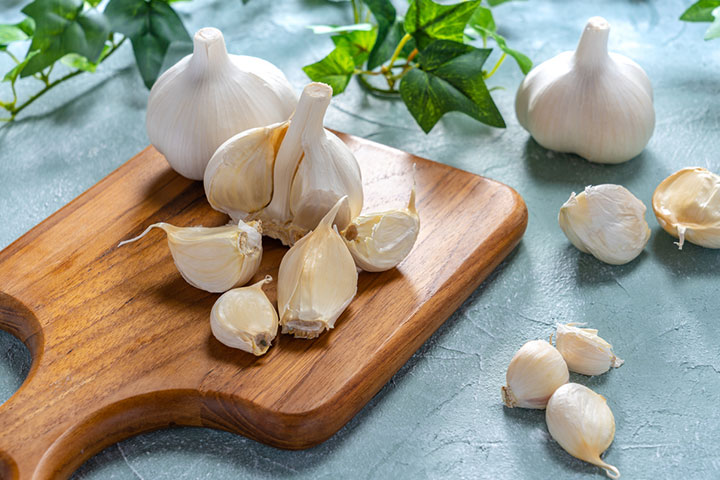 Garlic can protect the nursing moms from several diseases