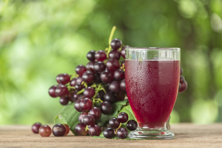 Grape juice contains antioxidants such as flavon and anthocyanins