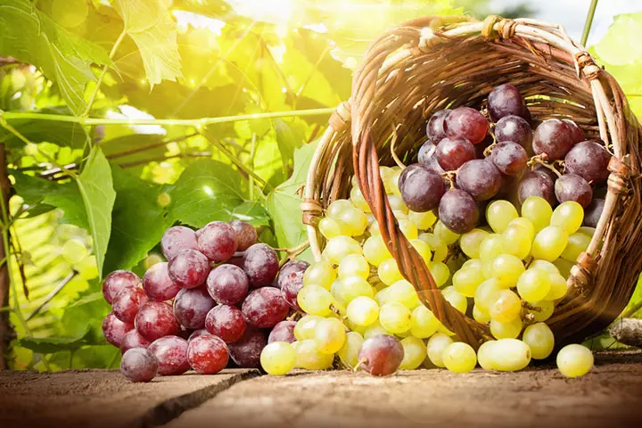 Grapes are a healthy source of fiber that smoothen bowel movement