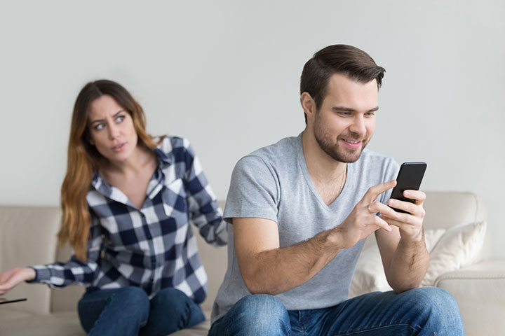 Husband and wife, social media ruins relationship