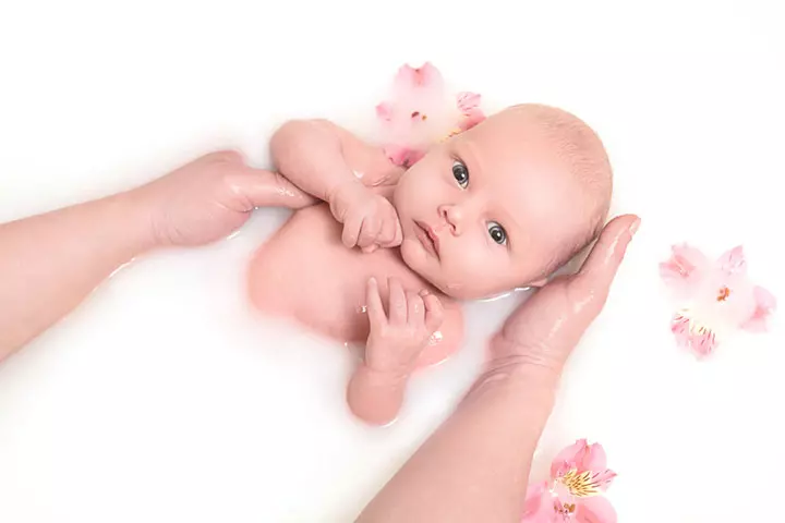 Let the baby sit in the breast milk bathtub