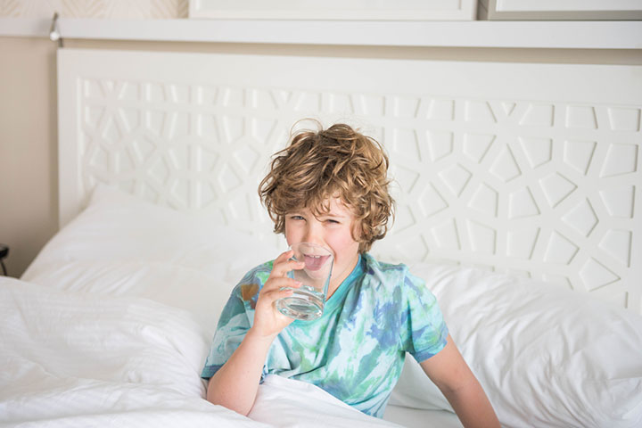 Make your child drink enough water during a fever