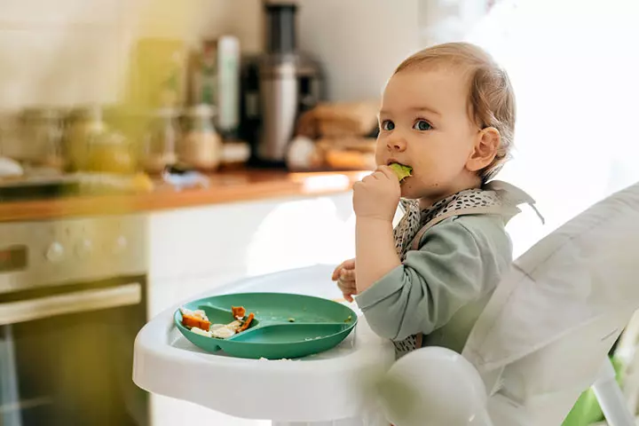 Offer new foods with familiar foods to make the baby eat.