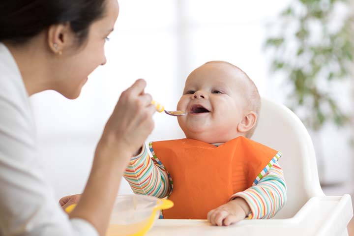 Offer softened cereals to a 5 months old babyOffer softened cereals to a 5 months old baby