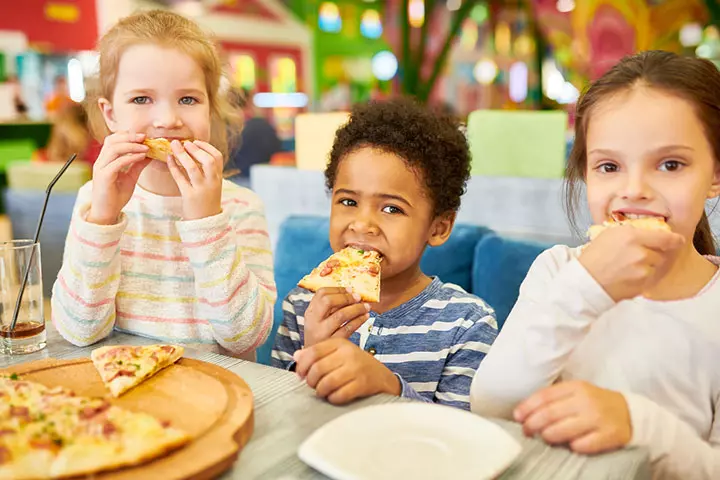 Order pizza for the children's birthday party