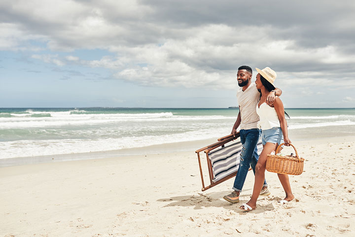 Plan a beach date, picnic ideas for couples