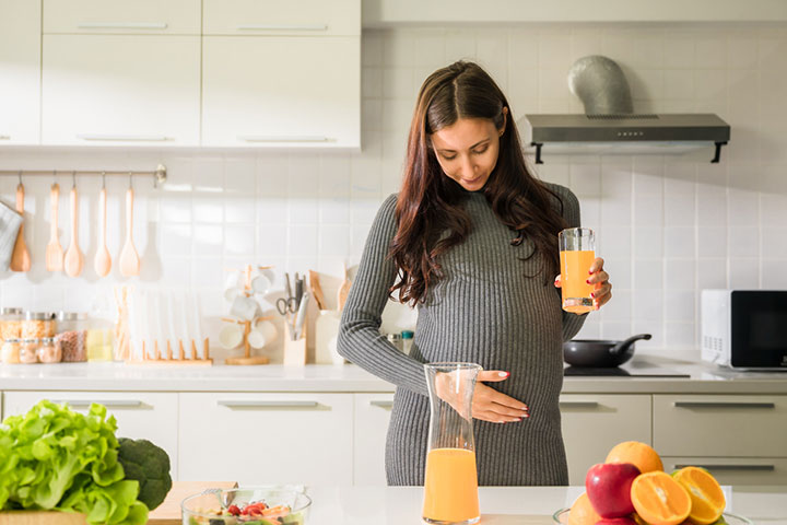 Pregnant women should consume enough vitamin C during pregnancy
