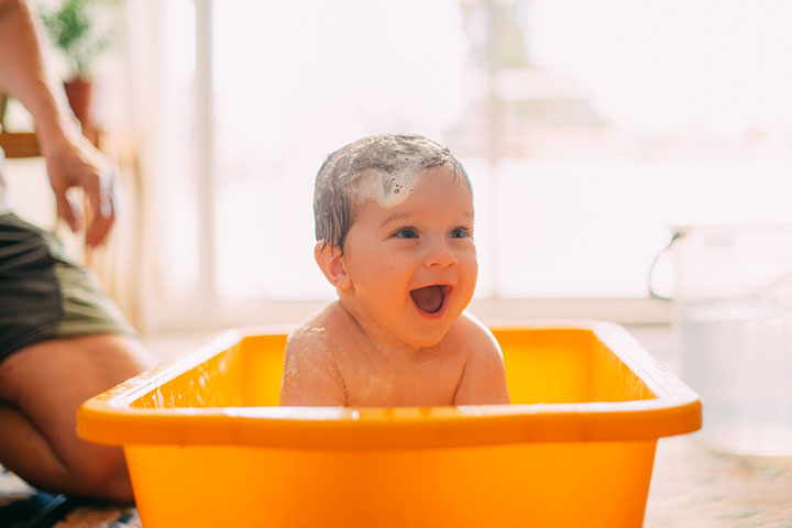 Regular baths can be an alternative of hydrocortisone cream for babies