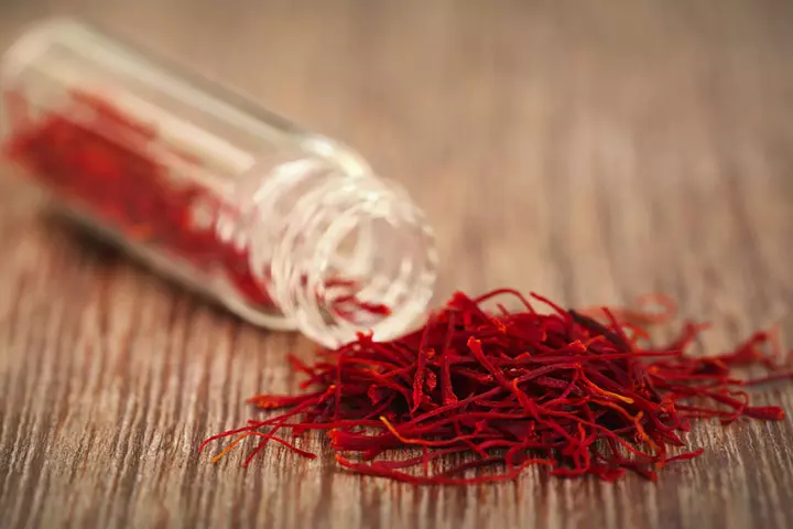 Saffron reduces allergic reactions and dark circles