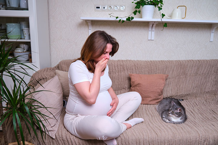 Severe gastritis may cause blood in vomit during pregnancy