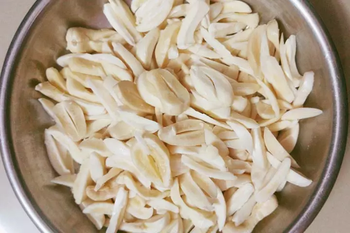 Sliced and finely chopped dried fruits for babies above one year.Sliced and finely chopped dried fruits for babies above one year.