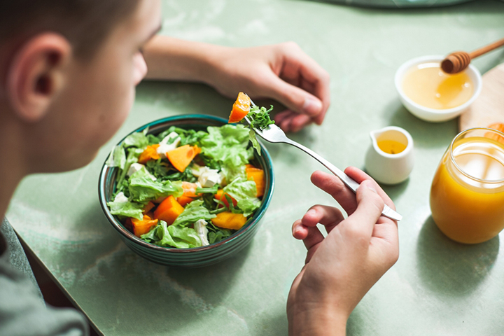 Small, frequent meals can allevaite flatuelnce in teens