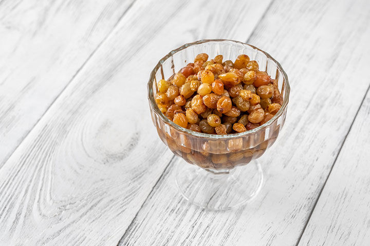 Soaked raisins during pregnancy, a healthy snack choice