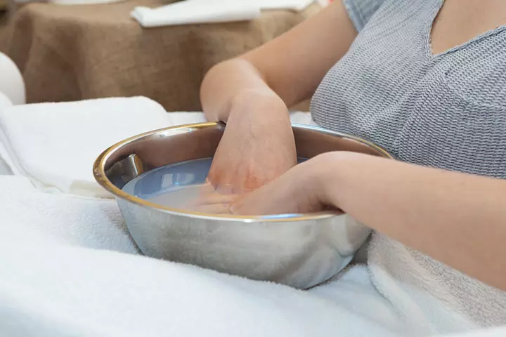Soaking hands in warm water can reduce numbness during pregnancy