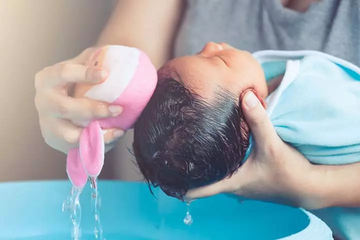 Sponge bathe the baby until the granuloma dries off