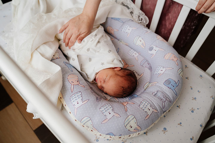 Swaddling the baby can keep the baby calm
