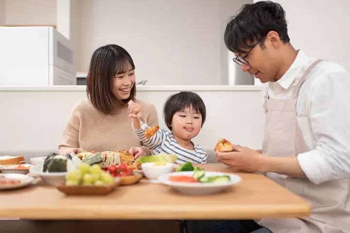 Teach your toddler good table manners 