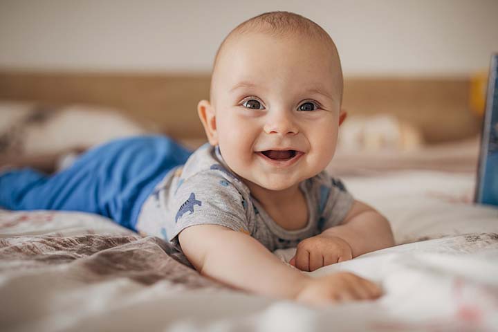 当看到熟悉的人时，婴儿微笑着，看起来很高兴。