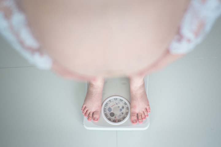 The gradual rise in weight during pregnancy contributes to knee pain