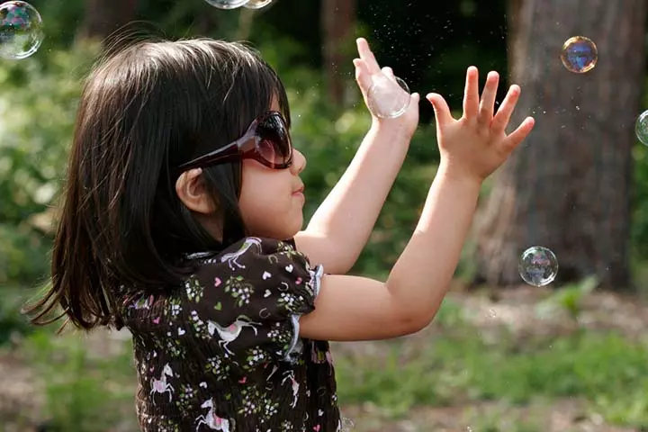 The toddler who pops the most number of bubbles is the winner.