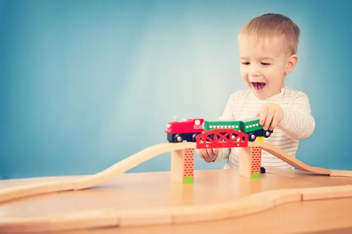 Train-themed hello song for preschoolers