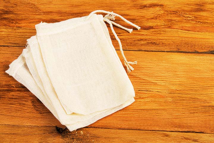 Use muslin bags to fill in the herbal sitz bath mixture