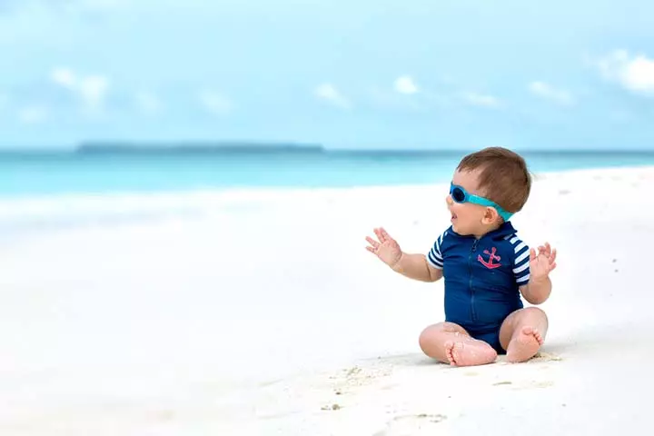 Use protective goggles for the baby at the beach 