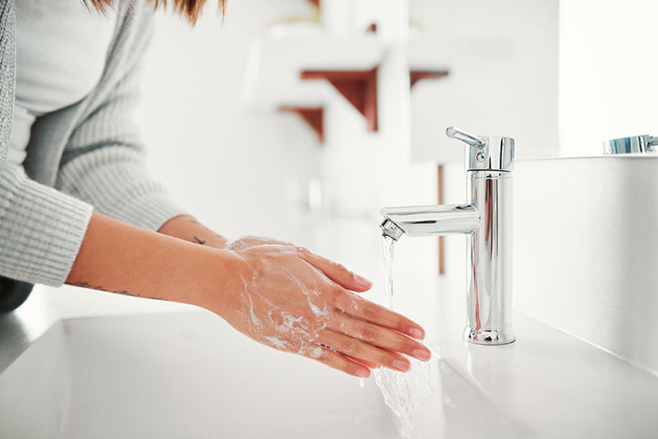 Wash your hands when breastfeeding during chickenpox
