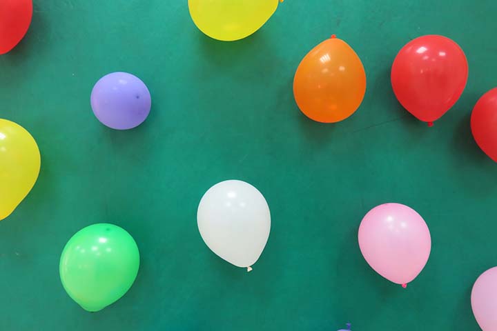 Balloons stick to the wall, Static electricity for kids