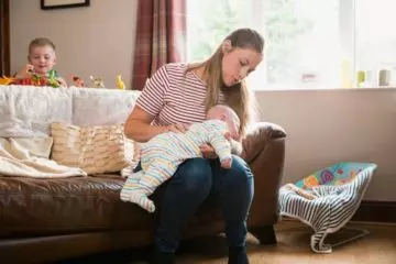 Burp the baby when lying, how to burp a newborn