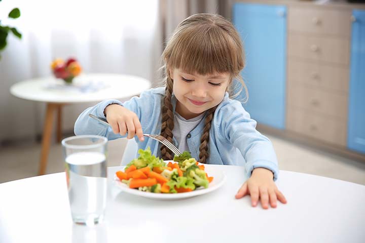 Salads and fresh fruits inhibit bad breath in kids