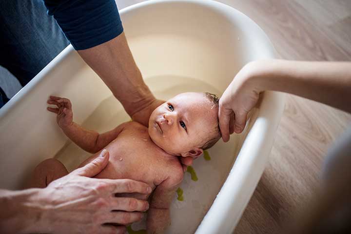 When Should You Give Your Baby Their First Bath