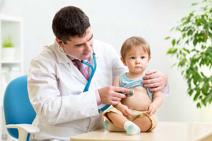 Doctor examines the baby to diagnose FPIES.