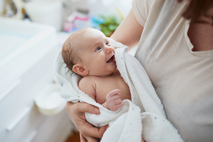 When To Give Your Newborn Their First Bath